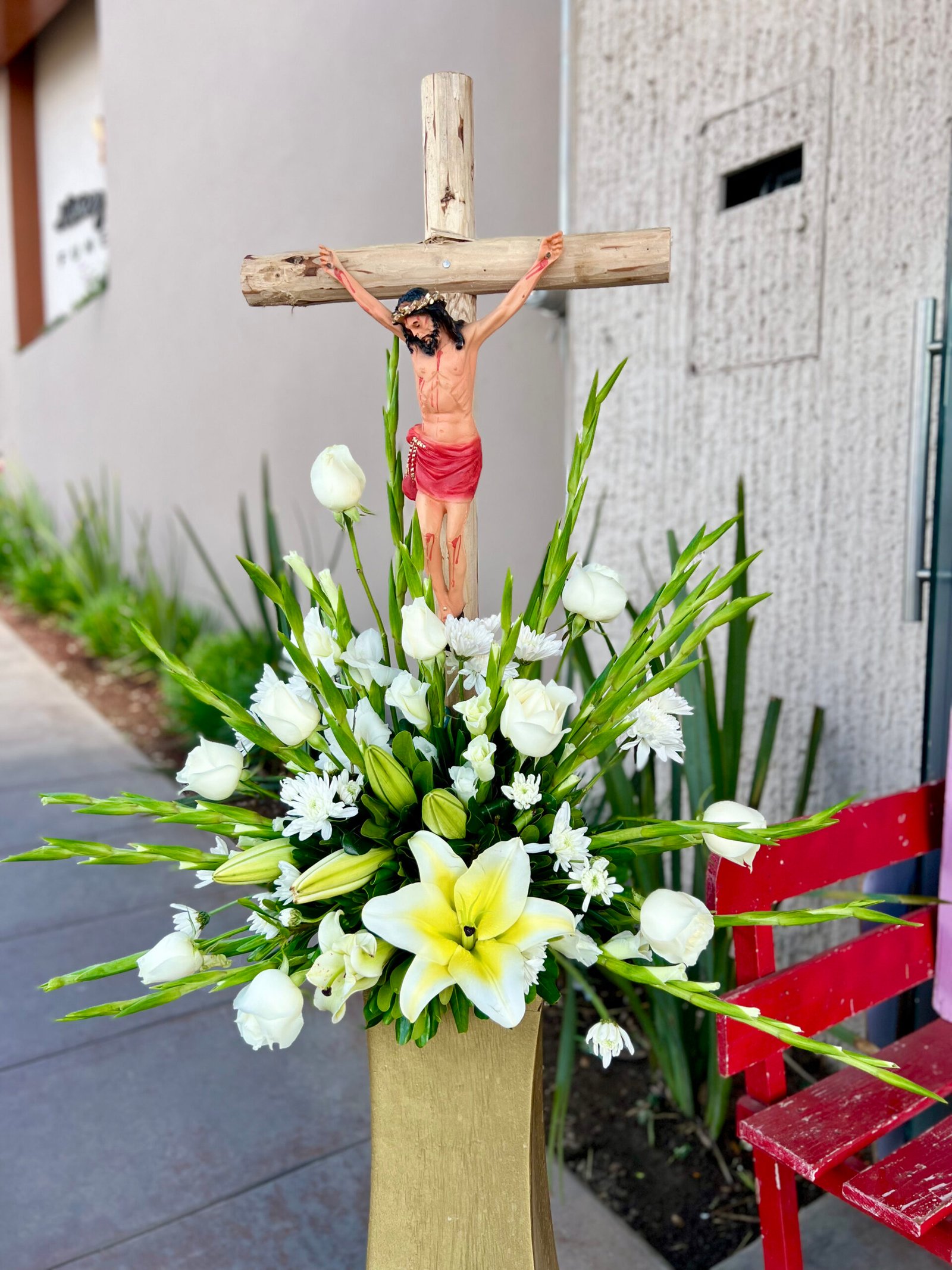 Arreglo de flores y crucifijo