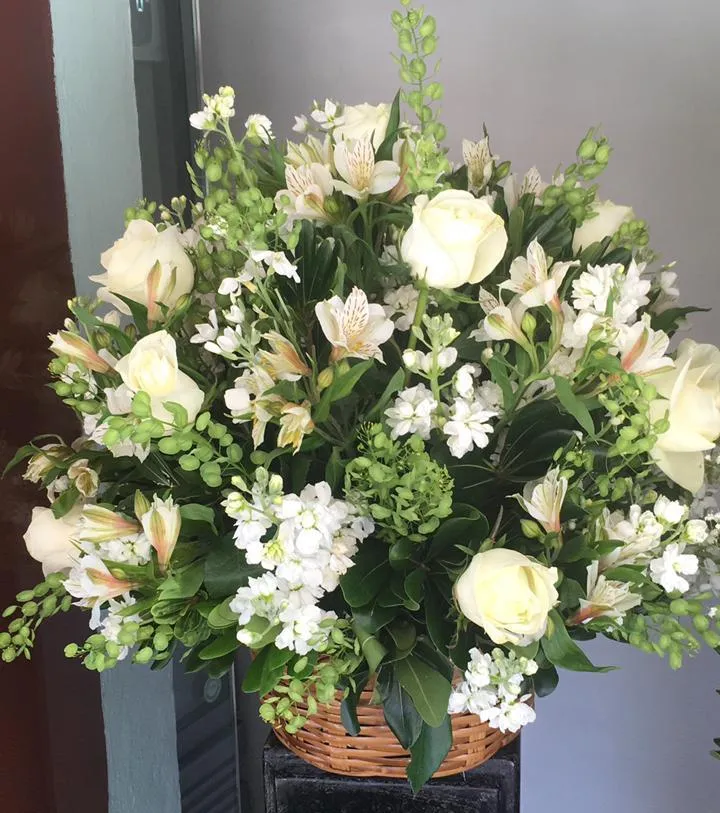 Canasta de flores blancas.